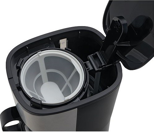 У черно-серой капельной кофеварки Polaris открыта крышка и виден фильтр