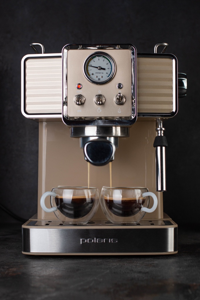 Рожковая кофеварка Polaris с капучинатором может приготовить несколько видов кофе: эспрессо, латте, капучино